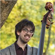 Laureato in Contrabbasso jazz propone lezioni di contrabbasso, basso elettrico, chitarra, armonia, teoria